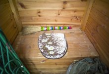 Маленький ребенок упал в уличный туалет в Туркестанской области (ВИДЕО)