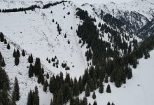 Лавины самопроизвольно сходят в горах близ Алматы