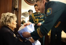 Военнослужащие Нацгвардии поздравили ветеранов труда с Международным женским днем