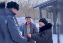 Гвардейцы поздравили жителей города с 8 Марта