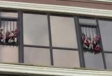 Мясо развесили на решетках окон элитного ЖК в Актау