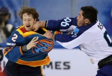 Нападающий ХК "Барыс" устроил драку в Китае (ВИДЕО)