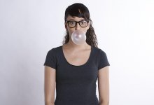 Врачи советуют жевать жвачку перед сном