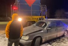 Локомотив протащил автомобиль на переезде в Семее