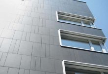 Утеплитель рухнул на землю с ЖК из-за сильного ветра в Астане (ВИДЕО)