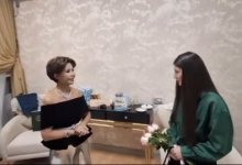 Роза Рымбаева встретилась с юной поклонницей после концерта в Атырау (ВИДЕО)