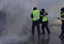 Полицейские спасли водителя из огненного плена на трассе в области Абай (ВИДЕО)