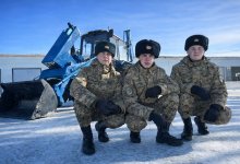 Гвардейцы управляют трактором и спецтехникой в воинской части Павлодара