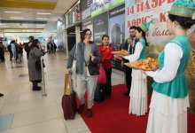 Бауырсаками и шубатом встречали пассажиров в аэропорту Алматы