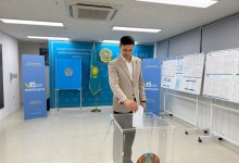 Одним из первых в Сеуле проголосовал сотрудник AFoCO