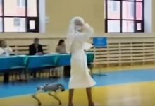 Астанчанка в халате и с собакой-роботом пришла на референдум (ВИДЕО)