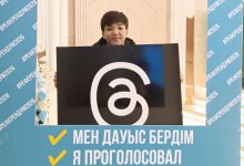 18-летний алматинец проголосовал на референдуме в костюме Threads