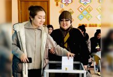 Макпал Жунусова с дочерью приняли участие в референдуме