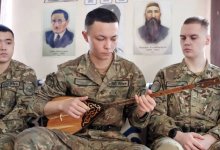 Солдат Нацгвардии в Алматы удивляет знанием наизусть около 100 кюев