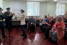Военный оркестр устроил концерт в доме для престарелых в Караганде