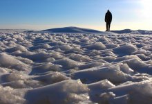 Мужчина провалился под лед на озере Камысколь