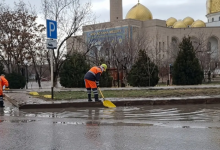 Рабочим пришлось убирать дождевую воду с проезжей части лопатами в Актау (ВИДЕО)