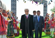 Токаев принял участие в народных гуляньях по случаю праздника Наурыз