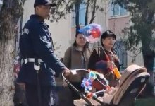 Пока мама отошла: гвардейцы в Таразе устроили караул у коляски с малышом