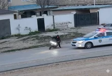 В Мангистау подросток на мопеде пытался уйти от полиции и чуть не попал под колеса