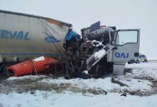 Грузовик протаранил спецтехнику на трассе Астана – Кокшетау