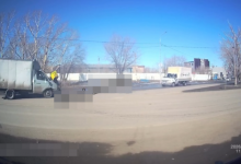 Велосипедист оказался под ГАЗелью в Караганде (ВИДЕО)