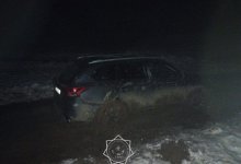 Четверо мужчин, включая ребенка, застряли в снегу и грязи в Акмолинской области