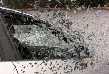 Разбил авто и оставил след: убегающий мужчина оставил кроссовок на месте преступления в Астане (ВИДЕО)