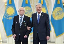 Покорил все 14 восьмитысячников, попадал в горный шторм: легендарного альпиниста Ерванда Ильинского наградили в Акорде