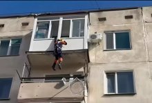Не выходил на связь: в Кокшетау мужчину спасли через окно