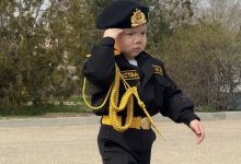 Трехлетний мальчик принял присягу на плацу воинской части в Актау