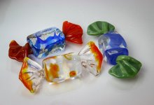 Мужчина раздавал детям конфеты с иглами в Кыргызстане