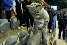 "Таза Қазақстан": юные столичные футболисты убрали мусор на трибунах стадиона после матча Казахстан – Коморские острова