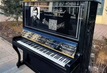 Пианино с песнями Калдаякова появилось на улице Астаны (ВИДЕО)