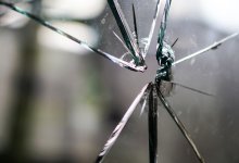 Три девушки разгромили автобусную остановку из-за конфликта в Шымкенте