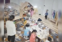 Стеллаж рухнул на детей в детском саду Атырау (ВИДЕО)