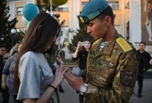 Десантник сделал предложение возлюбленной на перроне вокзала Астаны