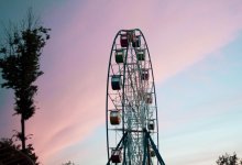 Колесо обозрения с 80 людьми внезапно рухнуло на землю в Индии