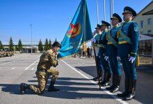 В Астане 140 солдат простились со знаменем: часть осталась служить дальше