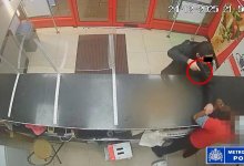 Клиент фастфуда угрожал пистолетом продавцу из-за соуса