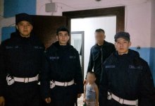 Гвардейцы предотвратили выпадение ребенка из окна в Семее