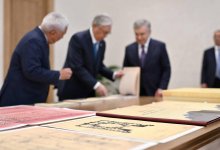 Мирзиёев передал Токаеву редкие архивные документы о мавзолеях в Туркестане
