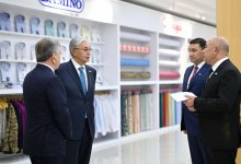 Токаев и Мирзиёев ознакомились с работой текстильного кластера в Узбекистане