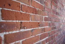 Кирпич с крыши Дома культуры упал на ребенка в Карагандинской области