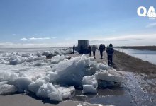Лед с озера вынесло на трассу в Костанайской области (ВИДЕО)
