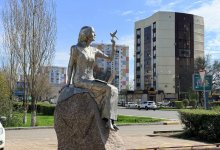 Прикоснуться к тумару деловой женщины