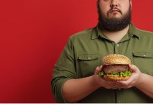 Как перестать заедать стресс: советы врача