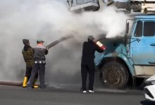 Загоревшийся грузовик потушили дождевой водой в Атырау