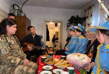 Песни военных лет исполнили гвардейцы и молодежь 103-летней Анастасии Светочевой