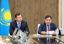 Дархан Жазыкбай наградил ветеранов госслужбы нагрудным знаком в Актюбинской области